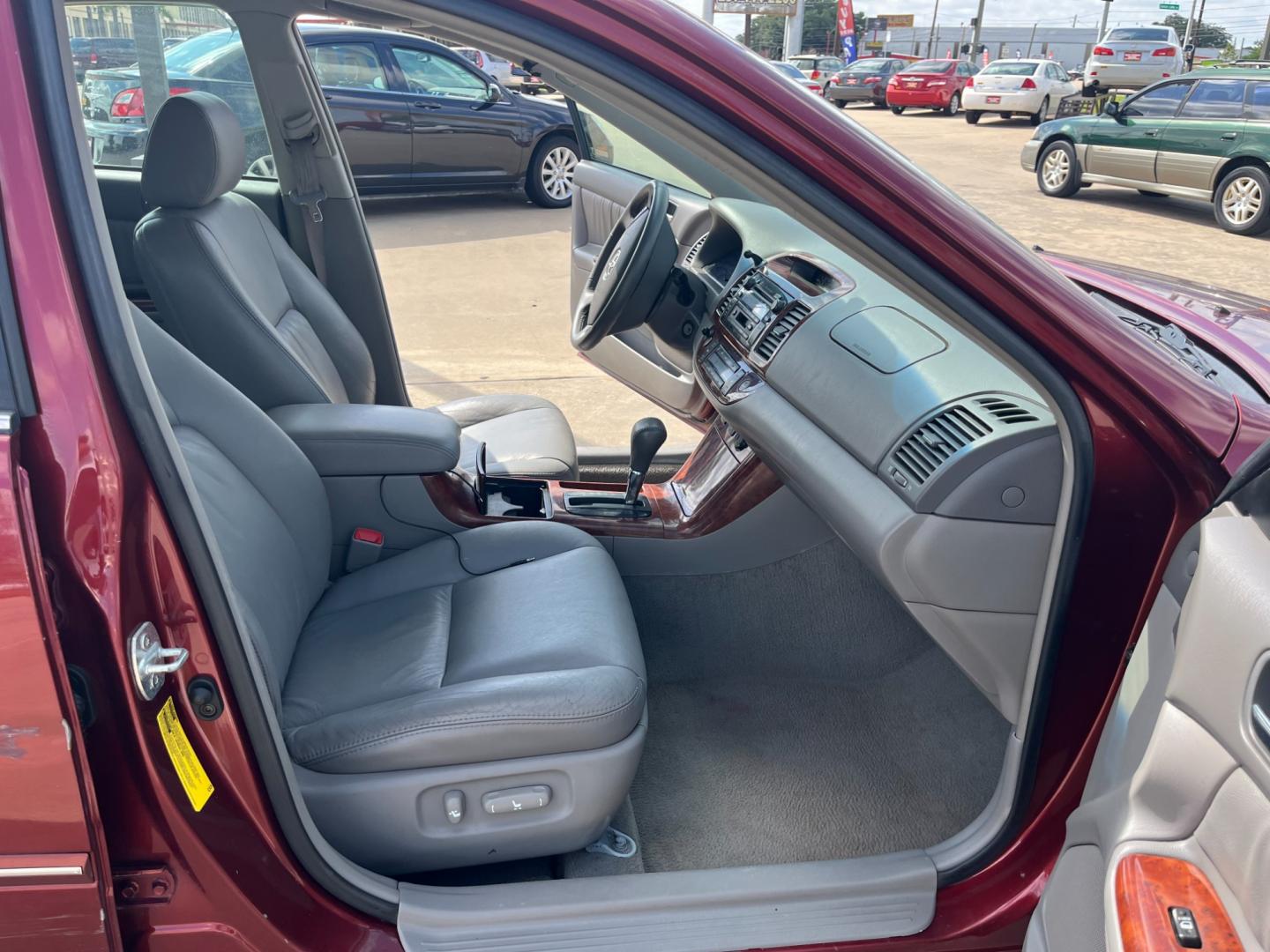 2006 red /TAN Toyota Camry LE V6 (4T1BF30KX6U) with an 3.0L V6 DOHC 24V engine, 5-Speed Automatic Overdrive transmission, located at 14700 Tomball Parkway 249, Houston, TX, 77086, (281) 444-2200, 29.928619, -95.504074 - Photo#11